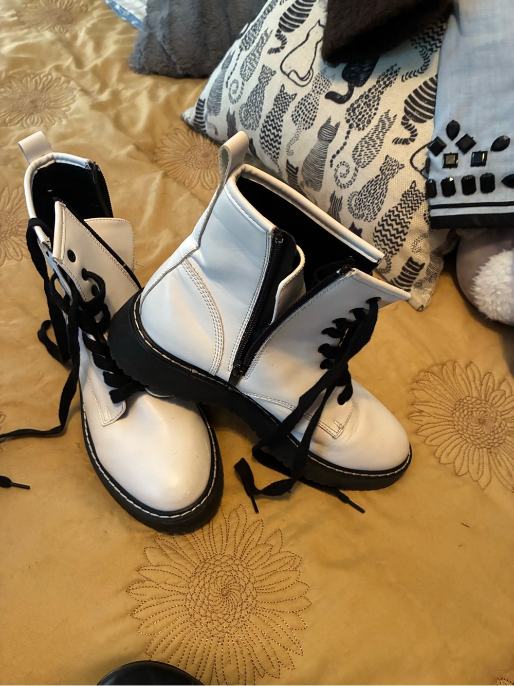 Steve Madden NYC White Combat Boots Black Trim lace up. Side zipper Sz 8